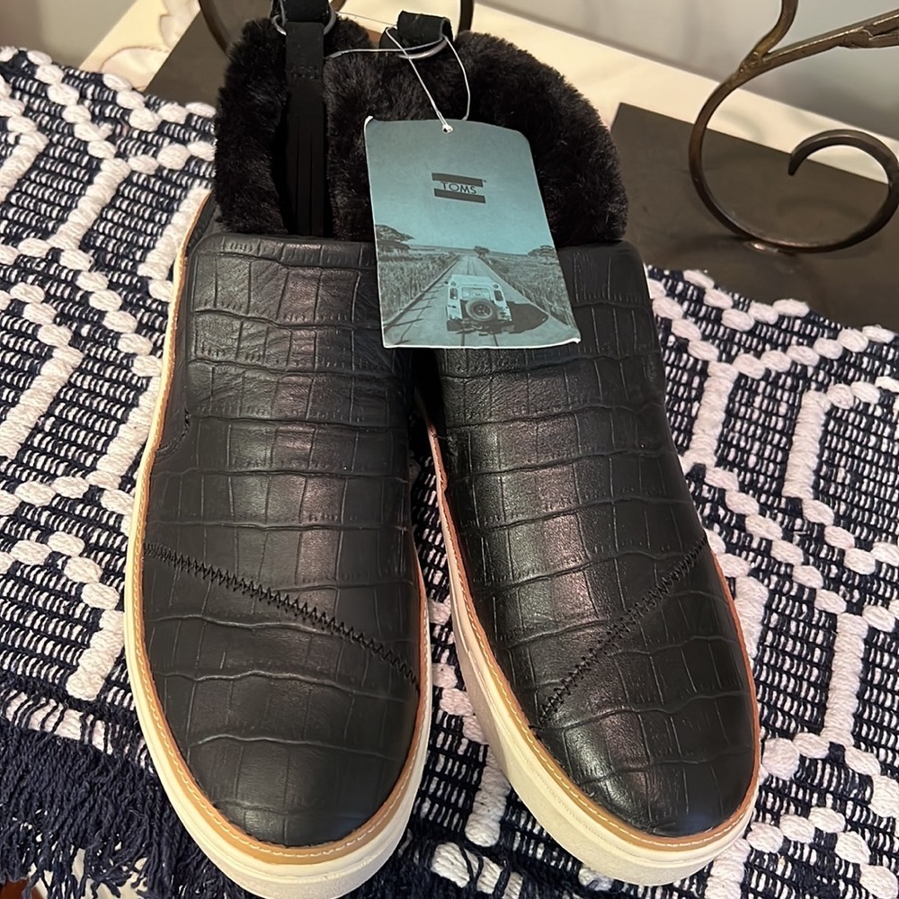 NWT TOMS Croc Embossed Leather And Faux Fur Paxton Slip Ons - Picture 10 of 13